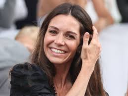 Eva Fernández, la estilista estrella de la reina Letizia, reaparece y se  viste con un LBD en Ibiza