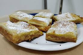Foaia de aluat e bine sa nu fie dezghetata complet. Placinta Cu Mere Cu Aluat Foietaj Lili Gateste