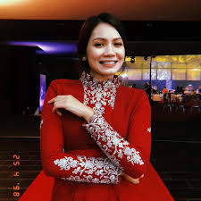 Membawa watak sebagai suraya bekas isteri kepada idris khan dalam drama tu lah. Wan Syahira Putri Aprena