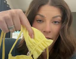 Tout simplement insensé » : une mère reçoit par erreur un bikini pour bébé,  la créatrice lui répond