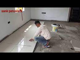 Tile shower polished marble floor tiles lantai parket home depot tiles bathroom brown bathroom tile texture lantai granit granite stone tile flooring marble floor tiles living room linoleum tile. Cara Memasang Keramik Lantai Yang Mudah Cepat Kuat Dan Tidak Kosong Youtube Lantai Keramik Teras