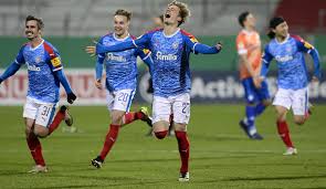 Der fc bayern gewinnt durch ein spätes tor von robert lewandowski beim viertligisten drochtersen. Dfb Pokal Bayern Schreck Holstein Kiel Nach Elfmeter Krimi Im Viertelfinale Werder Bremen Wirft Furth Raus