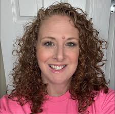 Why does Aumsville have a large Facebook group despite its small population?