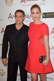La jeune femme cherche a devenir actrice. Gerard Lanvin Et Nora Arnezeder Lors De La Premiere Du Film Angelique En Decembre 2013 Puretrend