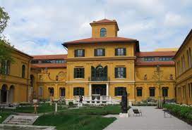 The museum's historic buildings have been carefully restored and the exhibition spaces augmented by a spectacular new wing, which provides an ideal environment for. Lenbachhaus Wikipedia