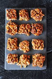 Carres Aux Amandes Noix De Cajou Et Graines De Citrouille Au Miel Et A La Fleur De Sel Graines De Citrouille Recette Noix Noix De Cajou