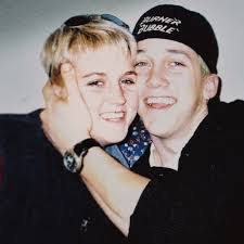 Dee Sutton's Instagram, Twitter & Facebook