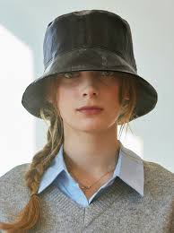 正規販売店】VARZAR バザール バケットハット 韓国ブランド ヴィーガンレザー 紫外線対策 帽子 合皮 VA Cubic Stud  Veganleather Drop Bucket Hat Black ブラック 1569 VARZAR  (バザール)】のバケットハットでオシャレと紫外線対策を両立！