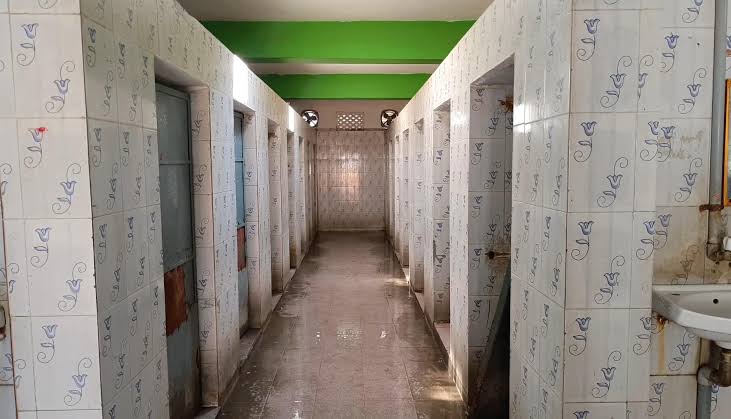 Tirupattur municipal pay toilet Additional fee collection People demand action against the contractor - TNN | திருப்பத்தூர் நகராட்சி கட்டண கழிப்பிடத்தில் கூடுதல் கட்டணம் வசூல் ...