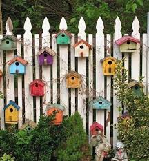 Ausgefallene Gartendeko Selber Machen Gartenzaun Mit Frischer Deko In 2020 Backyard Fence Decor Small Backyard Gardens Garden Art Projects