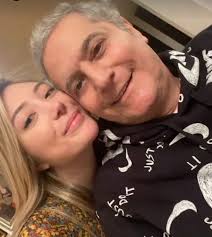 Televizyon dünyasında yaptığı hareketlerle hala aklımızdan çıkmayan mehmet ali erbil, son dönemde sosyal medyada da troll karakterini gösteriyor. Mehmet Ali Erbil Dogum Gununu Eski Esleriyle Kutladi