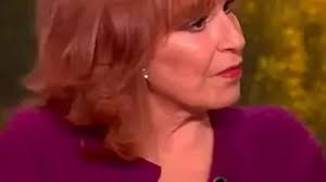 The white dress with geometric pattern worn by Caroline Pons in a bargain