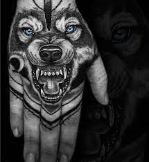 Hier Ist Ein Schwarzer Zahnefletschender Wolf Mit Schonen Blauen Augen Idee Fur Einen Wolf Tattoo Auf Hand Hand Tattoos Wolf Tattoo Design Wolf Tattoo