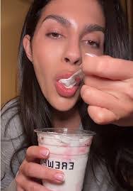 Amanda Pozzi's Instagram, Twitter & Facebook