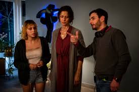 Una notte, sergio irrompe nella loro abitazione prendendoli in ostaggio. Amanda Campana Teenager Ribelle Nel Thriller Di Albanesi Bama