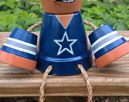 Este Tipo Duro Luce Un Jersey De Dallas Cowboys Ha Sido Claro Cubierto Para Proteccion De Inclemencias Del Tiempo Pero Debe Manten Planter Pots Body Planters