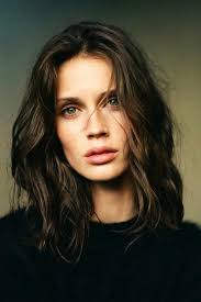150 coupes pour un look canon ! Idee Tendance Coupe Coiffure Femme 2017 2018 Coupe Femme 2015 Brune Cheveux Mi Longs Vogue Tunisie Maroc Algerie Magazine Fashion Luxe Inspiration Et People