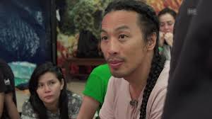 Viet Dang unterrichtet spontan eine Volkstanzgruppe.