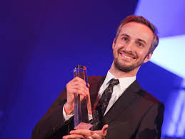 Sackdoof, feige und verklemmt / ist erdoğan, der präsident. Jan Bohmermann Entschuldigt Sich Fur Erdogan Gedicht Der Spiegel