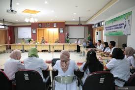 Banyak yang penasaran gaji dokter itu berapa sih ? Bupati Lepas 18 Dokter Internship Antara News Kalimantan Selatan