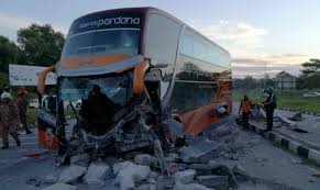 Pemandu rempuh tiang, pandu kereta dipercayai dalam keadaan mengantuk. Pemandu Lori Rempuh Kereta Ditahan