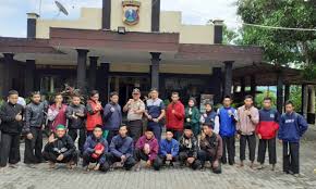 Contoh surat pengantar/rekomendasi ke kantor puspaga. Ratusan Pendekar Silat Pagar Nusa Kabupaten Kediri Dikukuhkan Mwc Nu Tribratanews Polresta Kediri