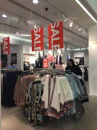 Man findet sogar viele artikel, die in ladengeschäften nicht erhältlich sind. H M Sale Section Front Of Store H M Sale Fashion Shopping