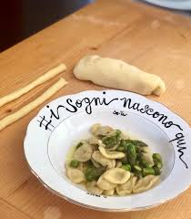 Oggi dedicherò un po' del mio tempo alla realizzazione delle orecchiette fatte in casa! Le Orecchiette Fatte In Casa Come Farle E Come Cucinarle