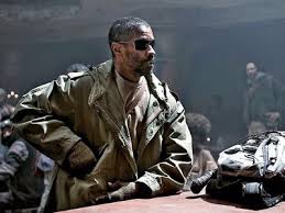 Book Of Eli Denzel Washington Movie Image Reaching Into Pocket Jpg 400 300 Denzel Washington Gary Oldman Bilim Kurgu