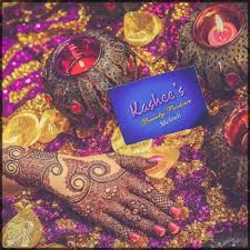 Here is the captivating delicate bands of flowers with minimalistic henna patterns around the motif give a stunning vibe on the bride's hands. New Kashee S Mehndi Designs Signature Collection 2021