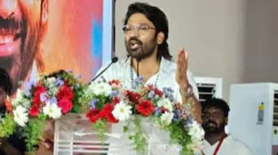 थलापति विजय के बाद अब धनुष ले रहे राजनीति में एंट्री! पॉलिटिकल रैली जैसा लगा फिल्म से जुड़ा इवेंट | Dhanush following Thalapathy vijay planning to enter politics soon fans ...