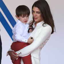 Charlotte casiraghi et gad elmaleh se sont rencontrés en novembre 2011. Raphael Le Fils De Gad Elmaleh Et Charlotte Casiraghi Fait Ses Premiers Pas Au Grand Prix De Monaco Elle