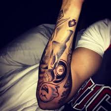 Justin bieber showed off the new sleeve of tattoos on his right arm. Justin Bieber Tattoo Guide And Meanings From New Face Tattoo To That Selena Gomez Inking