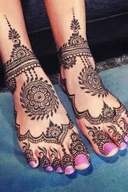 39 Dessins De Tatouage Au Henne Embellissez Votre Peau Avec L Art Veritable Styleblog Henna Designs Feet Henna Tattoo Designs Henna Tattoo Foot