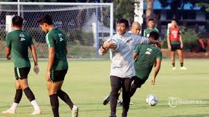 Nazar pertama nanti, hal pertama yang saya lakukan nanti saat pulang dengan medali emas, saya akan antarkan medali emas itu ke makam orang tua. Indra Sjafri Bernazar Bawa Medali Emas Ke Makam Orangtuanya Jika Timnas U 22 Indonesia Juara Bangka Pos