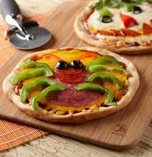 Idees Pour Un Repas D Halloween Reussi Fun Halloween Food Halloween Pizza Mini Pizza Recipes