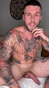 Naked and tattooed dude. - ThisVid.com