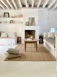 Stunning fireplace, beams and floors. 8dtnaexjeslbnm