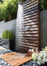 Une Douche En Terrasse Douche De Jardin Idee Deco Exterieur Deco Exterieure