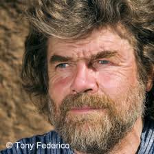 Der südtiroler ist 72 jahre alt, hat alle 14 achttausender ohne sauerstoffmaske bestiegen, darunter als erster mensch im alleingang den höchsten berg der welt. Reinhold Messner Redneragentur Csa Celebrity Speakers