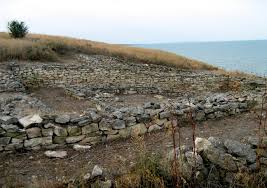 Din jurilovca, șase km de drum mă despărțea de faleza stâncoasă, aceasta fiind principalul meu obiectiv din zonă. Jurilovca Wikivoyage