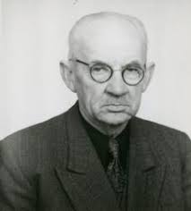 Man ser ryggtavlan på Anders Sandberg (1873-1951) när han sitter på  verandan och läser tidningen, "Sandbergs" Sagered 3:3, 1940-tal. -Kållereds  Hembygdsförening