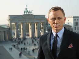 Watch daniel craig tease his possible return as james bond news briefs: Daniel Craig Gives Advice For The Next Bond