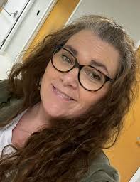 A baby boomer born in 1947, I enjoy all things arty and home baked goodies. 