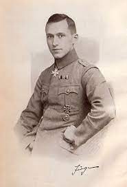 Ernst jünger was born in heidelberg in 1895 and reached maturity just in time to volunteer for service in world war i, during which his bravery won him the pour le mérite, germany's highest military. Datei Ernst Juenger Insg Jpg Wikipedia