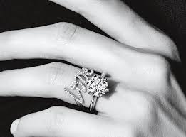 Mais quelle bague lui offrir pour être sûr de lui faire plaisir… et qu'elle dise oui ? Mariage Mais Au Fait A Quel Doigt Se Porte La Bague De Fiancailles