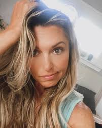 Kim Lyons's Instagram, Twitter & Facebook