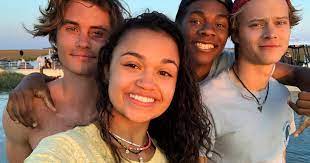 Avec l'aide de kiara, pope et jj, il va se lancer à son tour dans cette chasse au trésor, tout en ayant la police à ses trousses. Nrj Belgique Pourquoi Outer Banks Est La Nouvelle Serie Qu On Adore