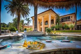 Memiliki kolam renang juga biasanya dapat menunjukkan status sosial pemilik rumah, mungkin karena hal itu tidak semua rumah memiliki fasilitas kolam renang. Desain Rumah Mewah Bergaya Mediteran Di California Arsidipa Com