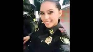 Mujeres policias cogiendo
